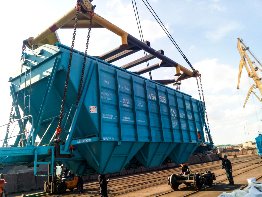 Offshore containers and CCUs require a higher level of integrity assurance because they are frequently lifted between supply vessels and offshore installations in dynamic marine conditions.